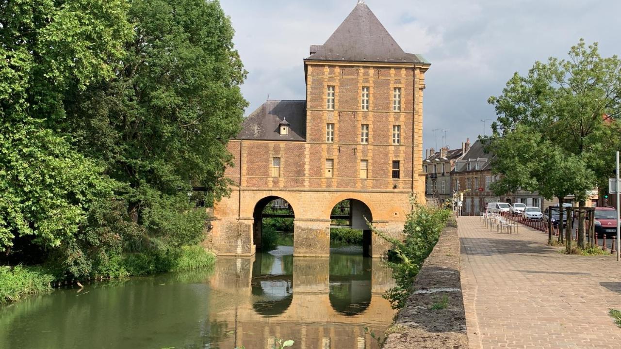 Charleville-mezieres: Belle Vue Place Ducale Apartment *